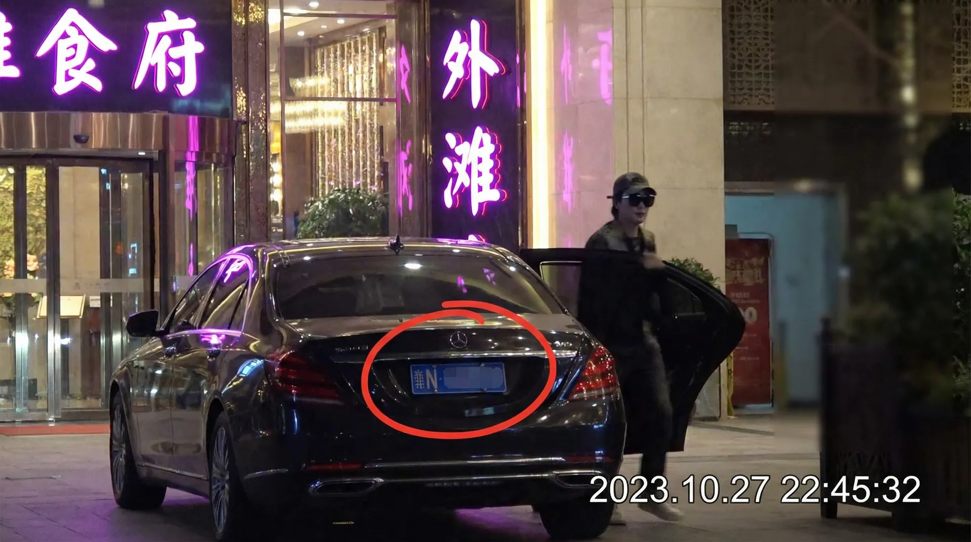 金钱搭讪 - 豪车餐厅外偷拍